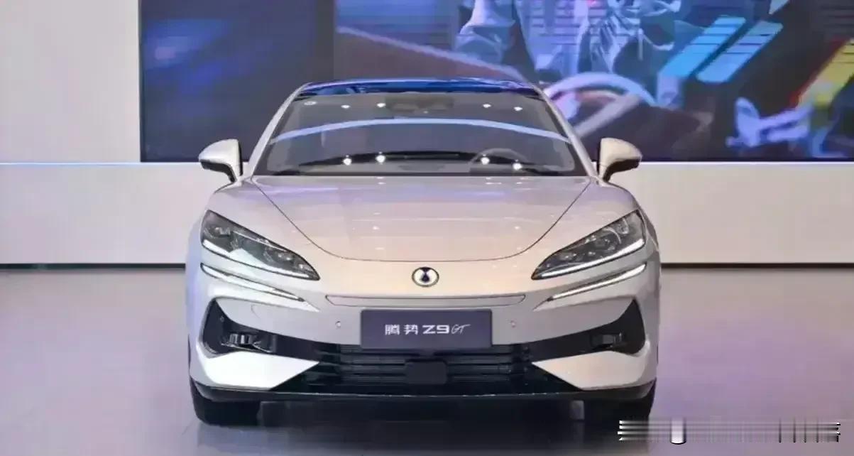 在晨曦微露的光辉里，
一款新车如流星划过天际。
它名为腾势Z9GT，智能与奢华交