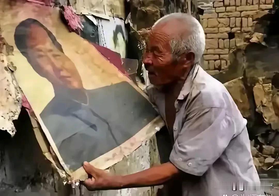 这张照片让人泪目了！湖南，洪水猛兽席卷而来，一位农民在彼想逃离时，将墙上的一幅画