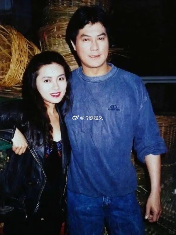 早年，黑白通吃的影壇大哥鄧光榮在新界拍戲，被地痞敲詐2000塊保護費。鄧光榮不禁