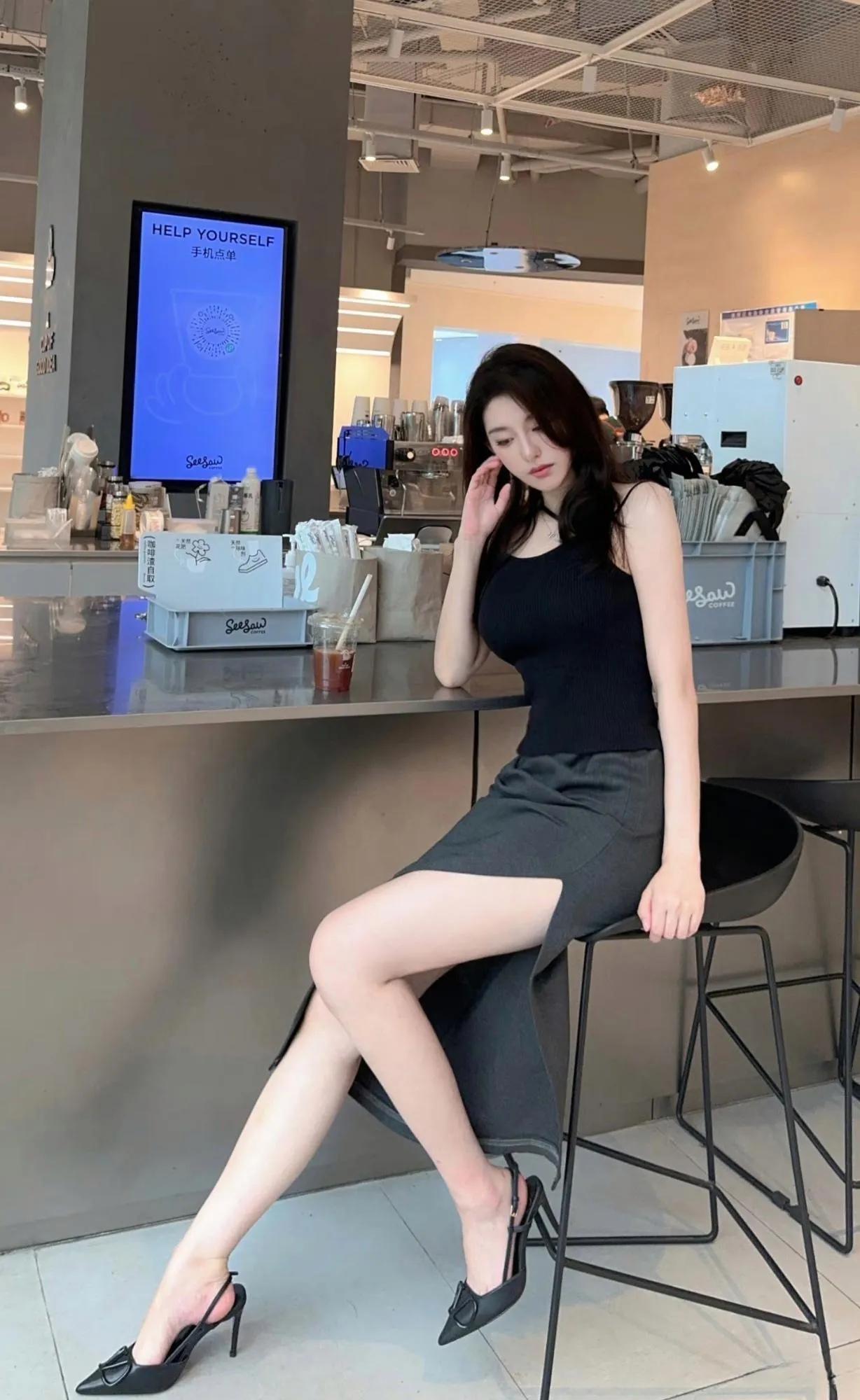 优雅女性，优雅自信。