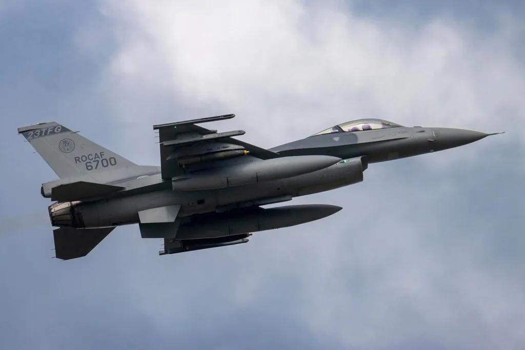 从台岛花莲空军基地起飞的一架编号6700的F-16V（由F-16AM升级而成）在