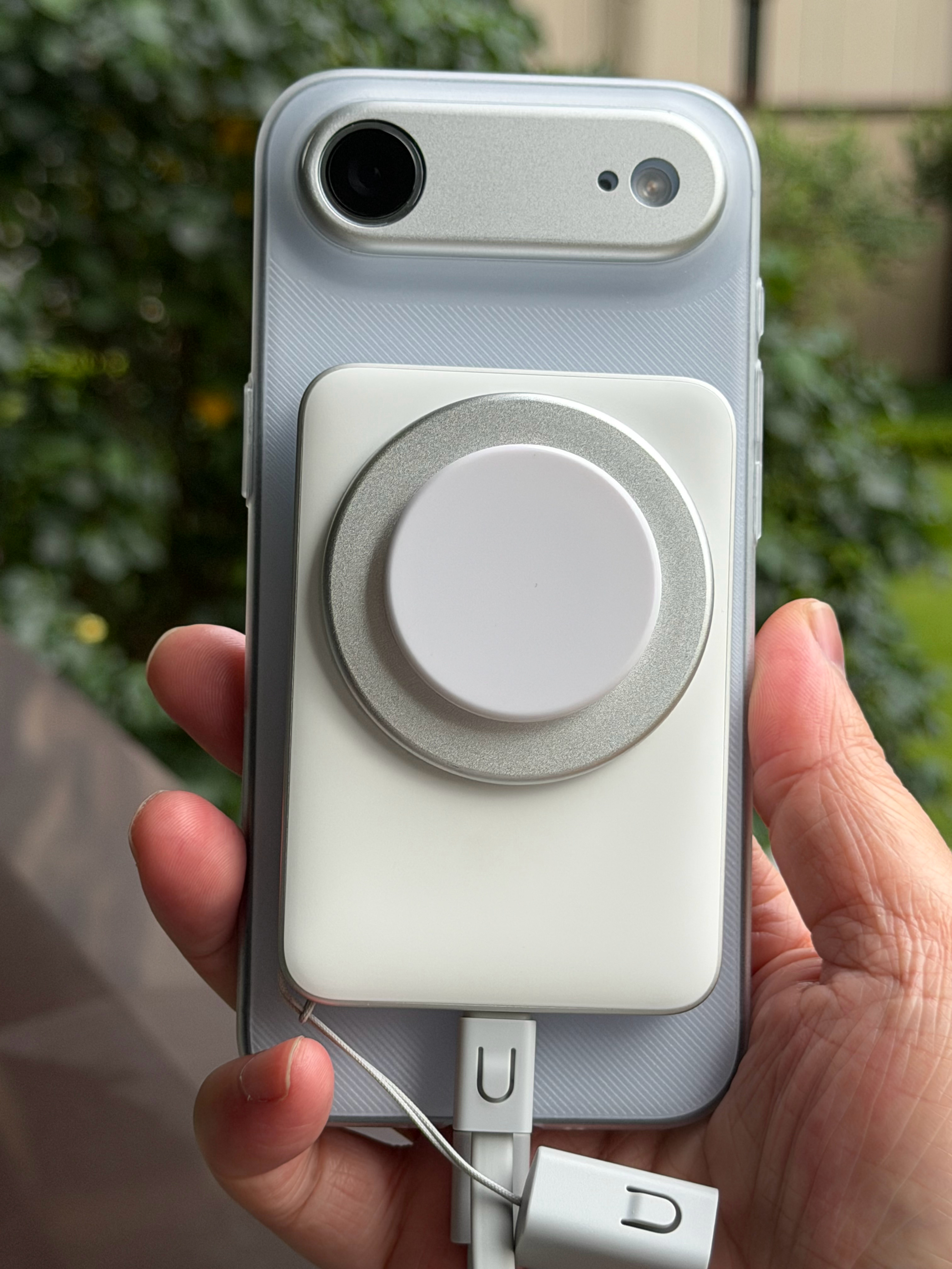 这个小充电宝可以给 iPhoneAir 完全充满一次还有余哦