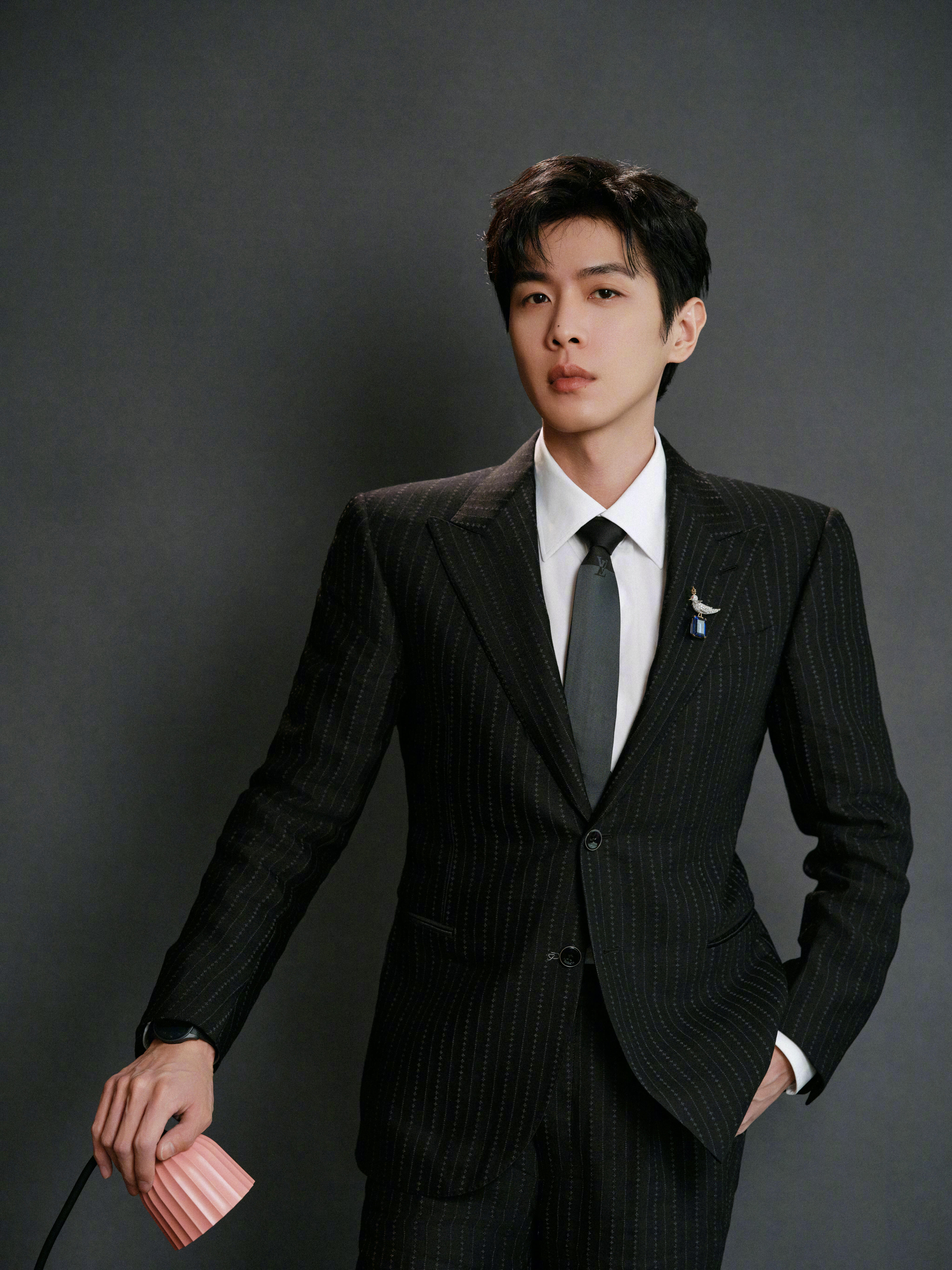 张若昀手一背就开始演起来了 张若昀这手一背，直接把互动变成小剧场了！主持人的问题