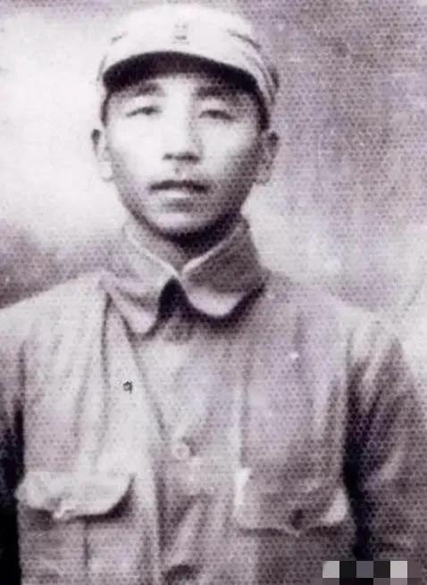 1943年，十几个汉奸押了一个八路军，打算送给鬼子，路上，一个农民拿着扁担，把汉