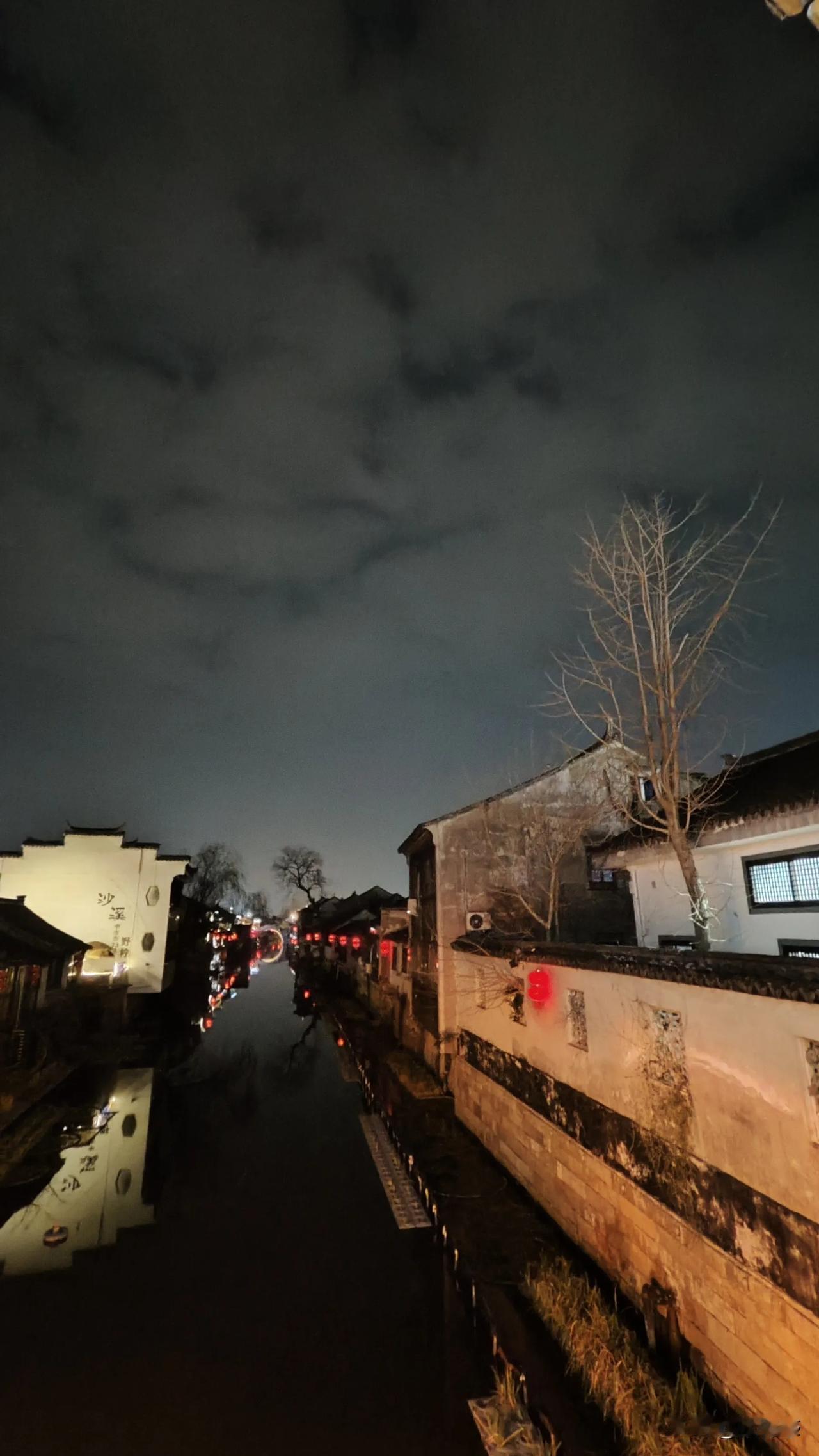一句春不晚就来到了真江南，江南水乡小镇的小桥流水人家，小镇建筑夜景美拍欣赏一下。