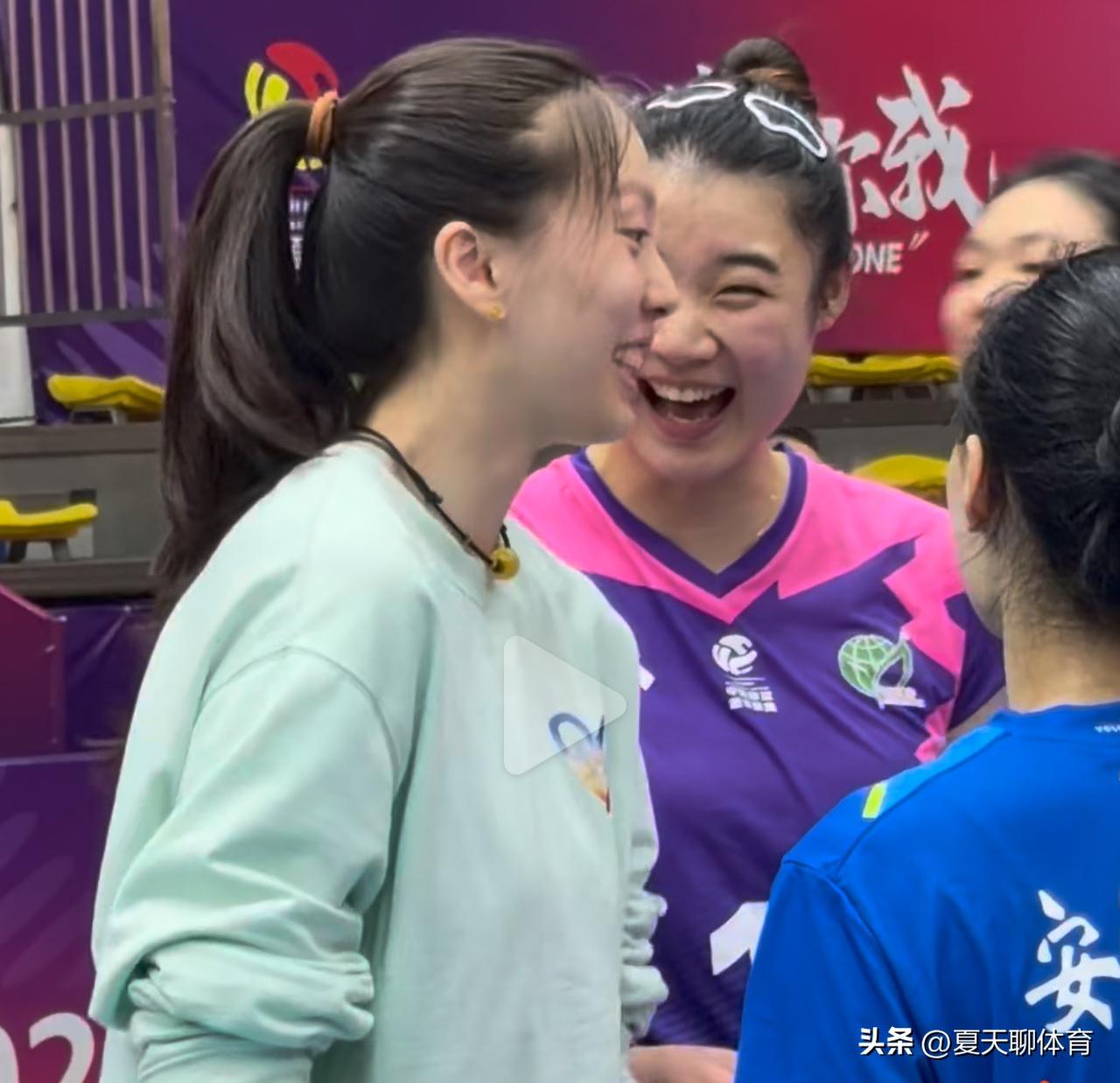 好久不见啊！郑益昕来探望刚刚保级成功的福建女排！福建女排两代牛马郑益昕和庄宇珊在