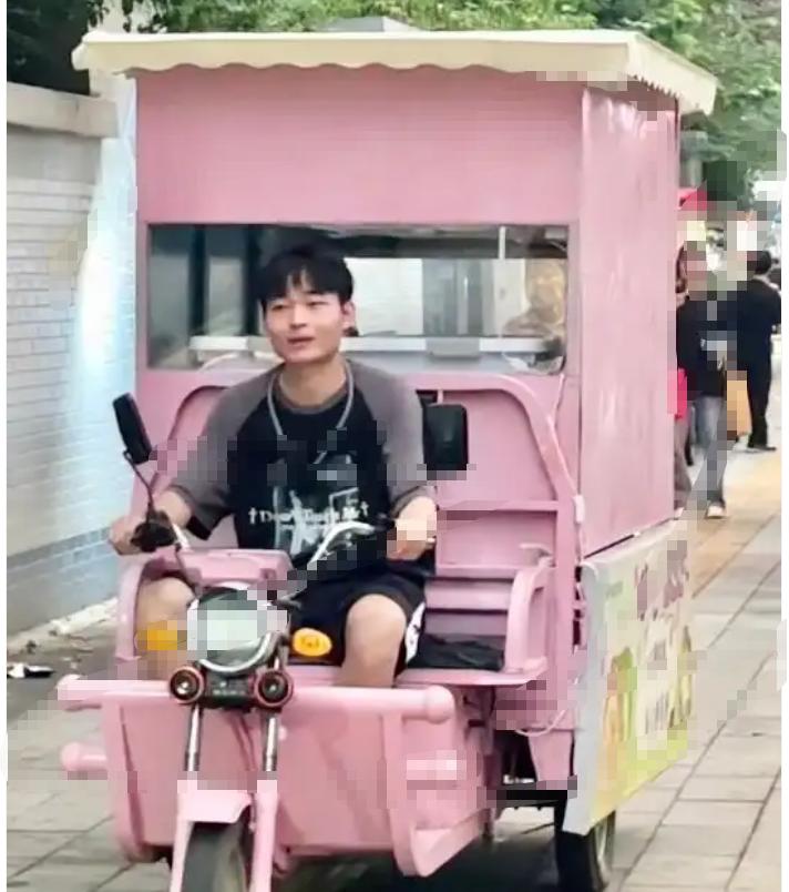 月薪 8 千的班说辞就辞，摆摊卖麻糍真能当 “哥”？这事儿根本不是 “瞎闯”，是