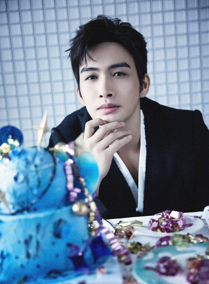 张彬彬深V西装生日照 张彬彬深V西装生日照，让我们一起祝张彬彬33岁生日快乐，所