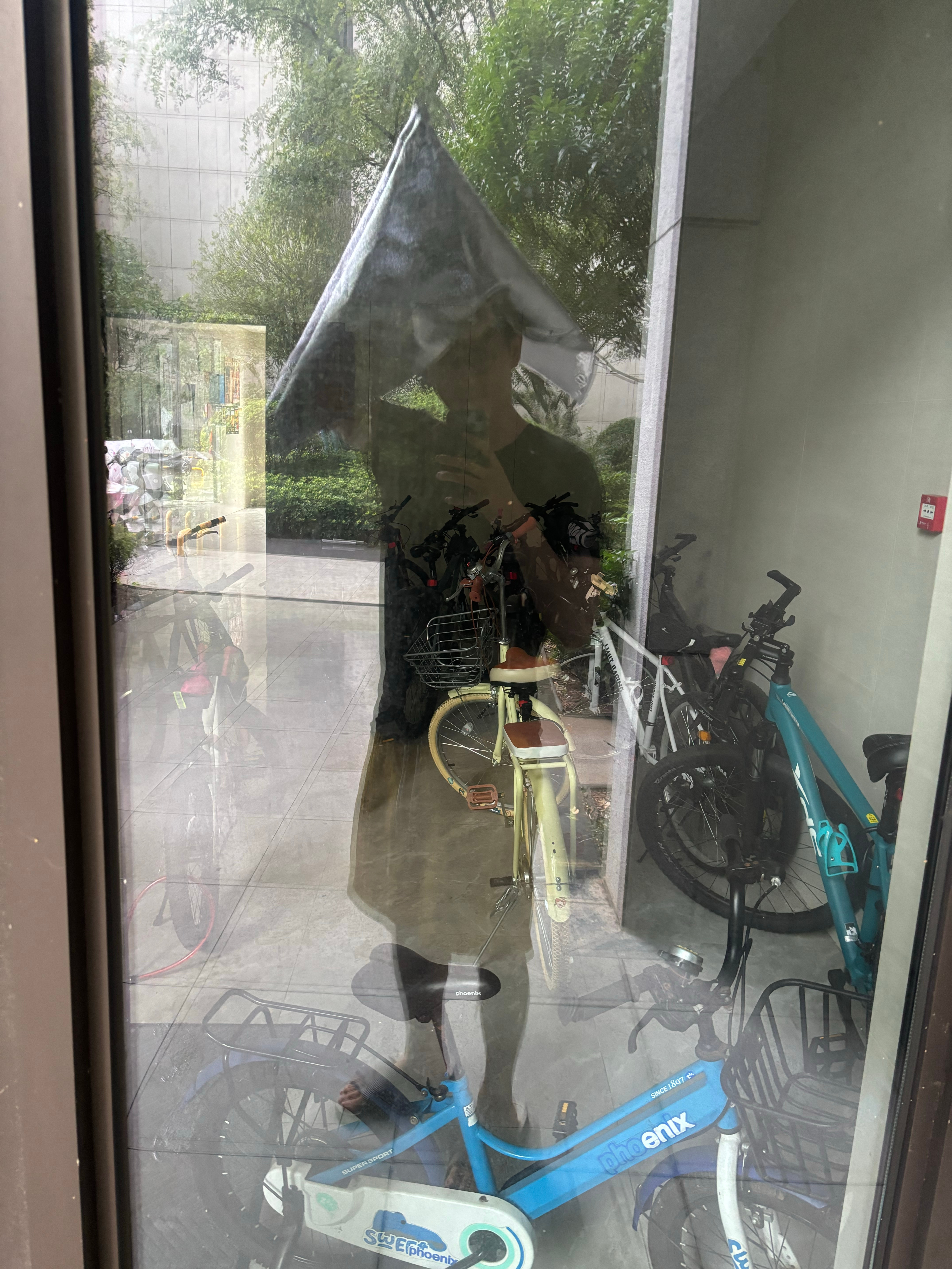 下楼扔垃圾拿快递发现下大雨了，垃圾袋里翻出一个保温袋现场制作斗笠 ​​​