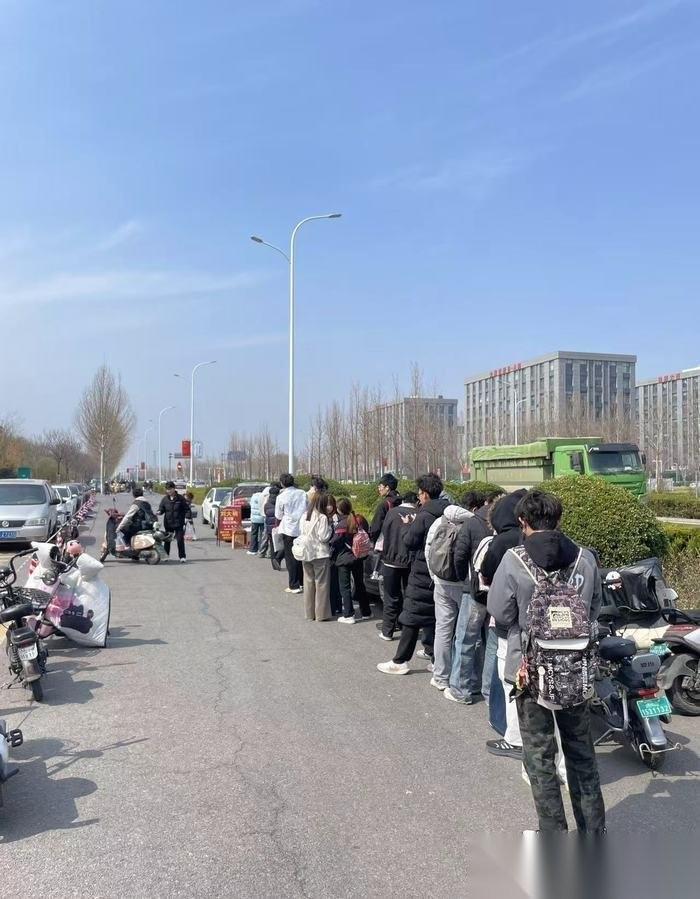 【20岁淄博小伙大学城摆摊走红】近日，淄博大学城周边一处小吃摊前，每天中午都会排