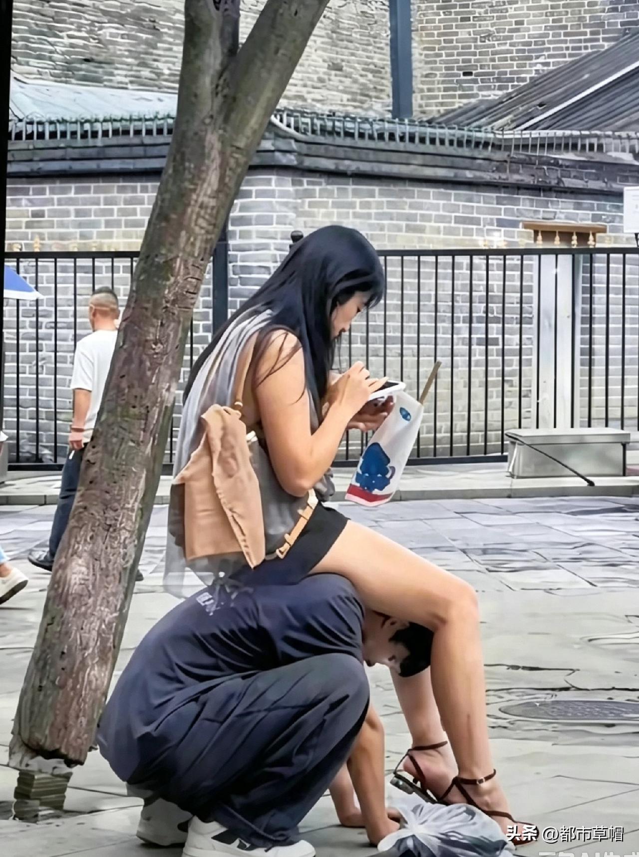 看了这幅图，有人会说这个男人好有爱，也有人会说这个男人太卑微，还有人说人家一个愿