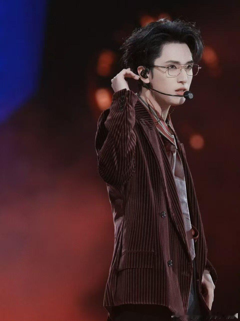 让我看看，这次又是从哪里发来“帅气袭击”？造型和气场就全新解锁！ 这位明星制作人