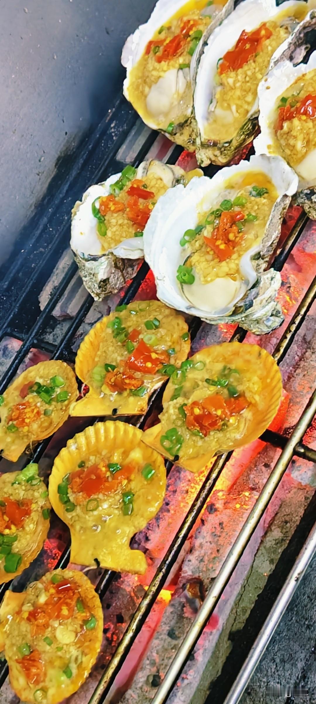 烤生蚝配蒜蓉酱，鲜辣爽口，美味极了！🔥🍢🦪
夏日烧烤里，烤生蚝配蒜蓉酱简直