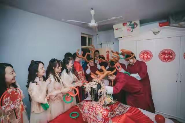 河南11人婚闹赔23万！把伴娘裹被子里往天上扔，没接住喜事变刑事

大喜的日子本