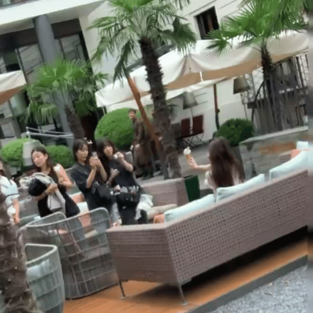 🕹️在米兰被偶遇惹 拿着冰淇淋产出ins大片中 ​​​
