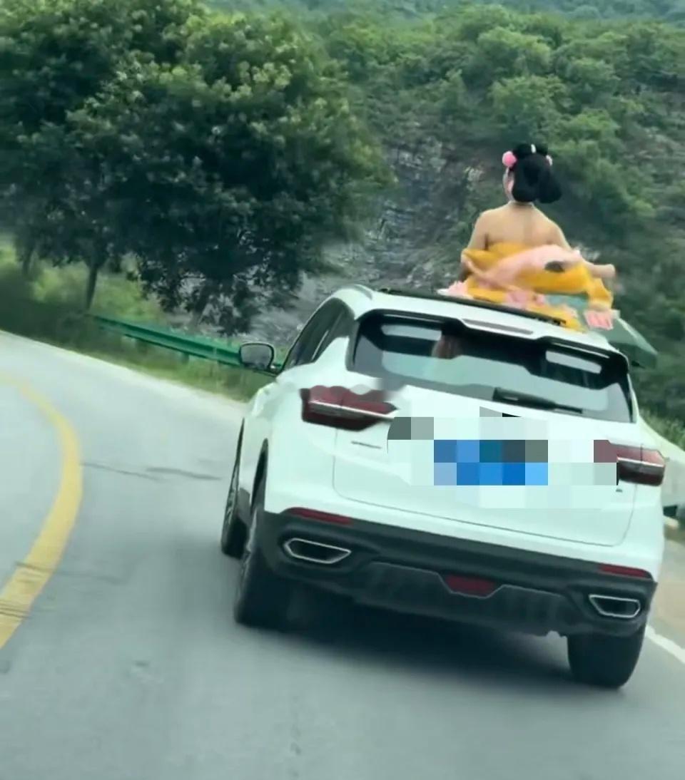 【河北保定一女子乘车探出天窗拍古风视频，还配文“是妲己啊”，当地回应】近日，一段