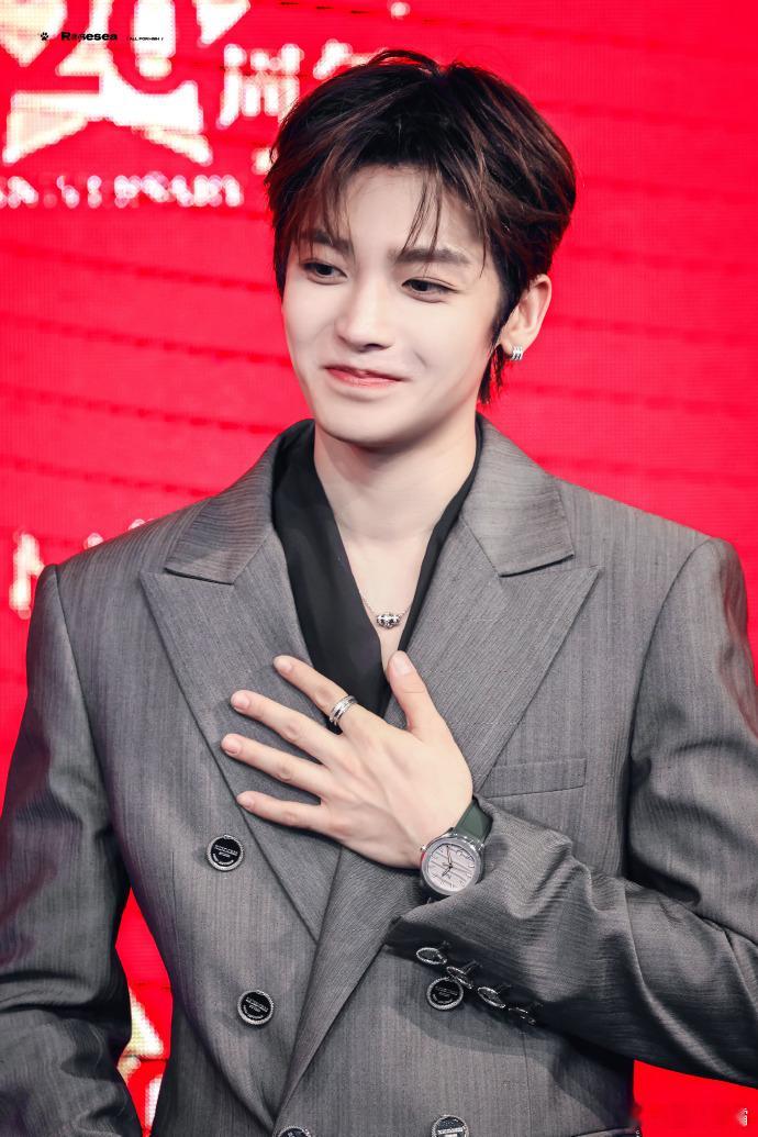 侯明昊亲了侯明昊今日全网最佳笑点：侯明昊差点亲了自己！起因只是凑近蜡像看细节，惨