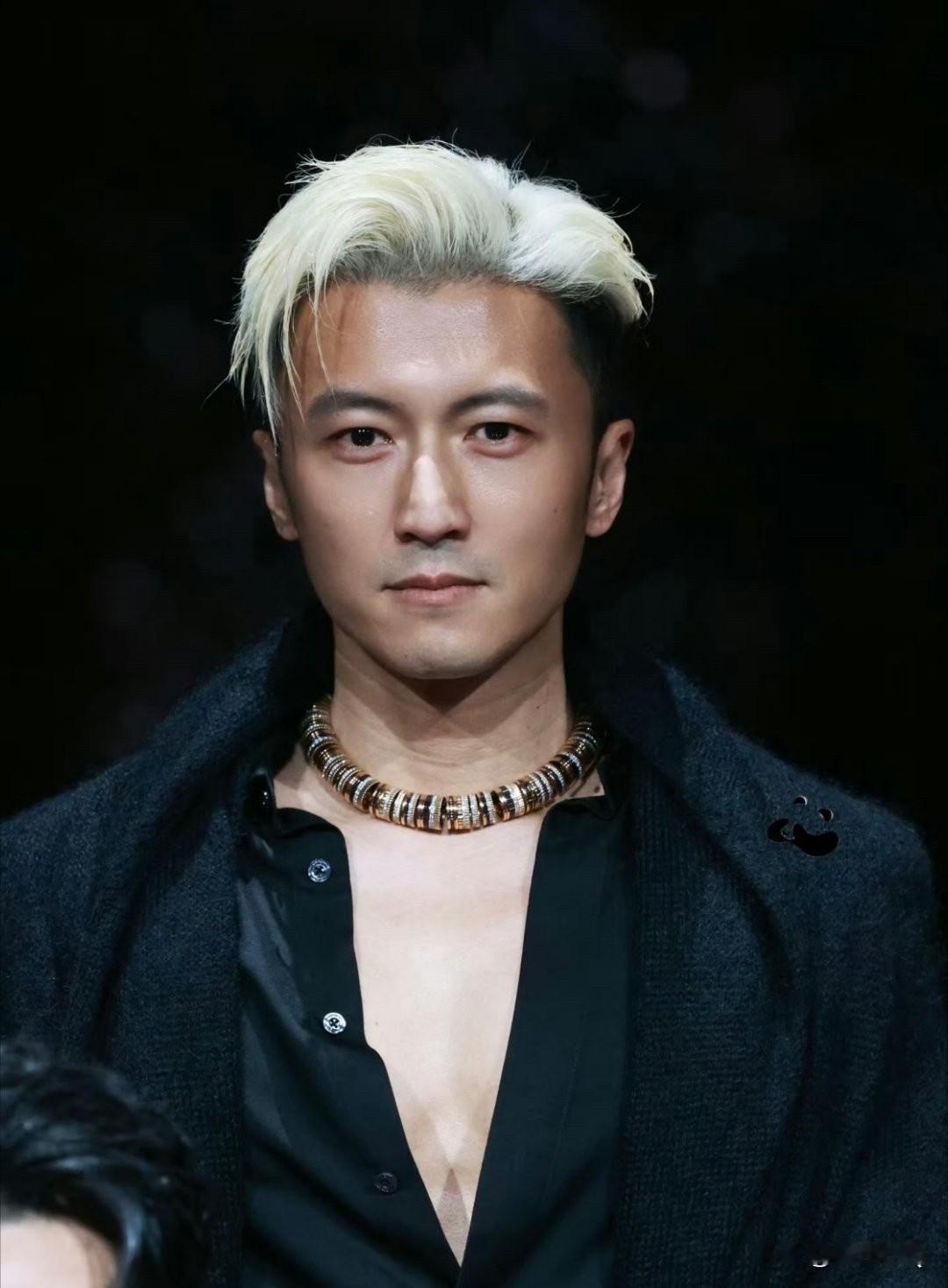 衣服很懂事，大家都爱看谢霆锋的胸肌，慷慨富有且大方。陈冠希老成了赵本山，吴彦祖老