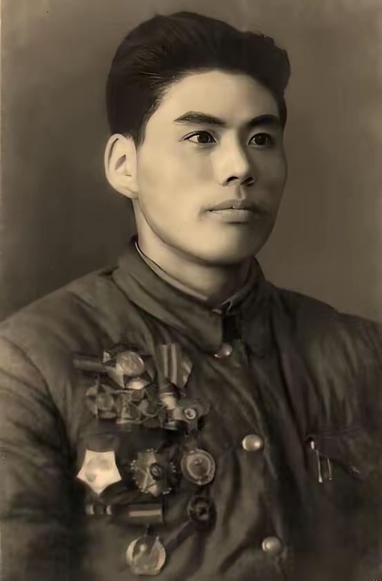 1951年冬天，抗日名将、国军中将李延年在台北监狱被释放出来，可是他的妻子毕爱慈