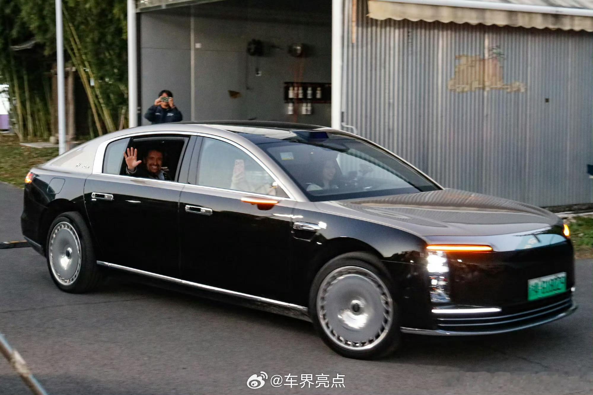 这三人绝对是很多视频从业者的启蒙者天马行空的创意和精美绝伦的水准绝对很顶不过还好