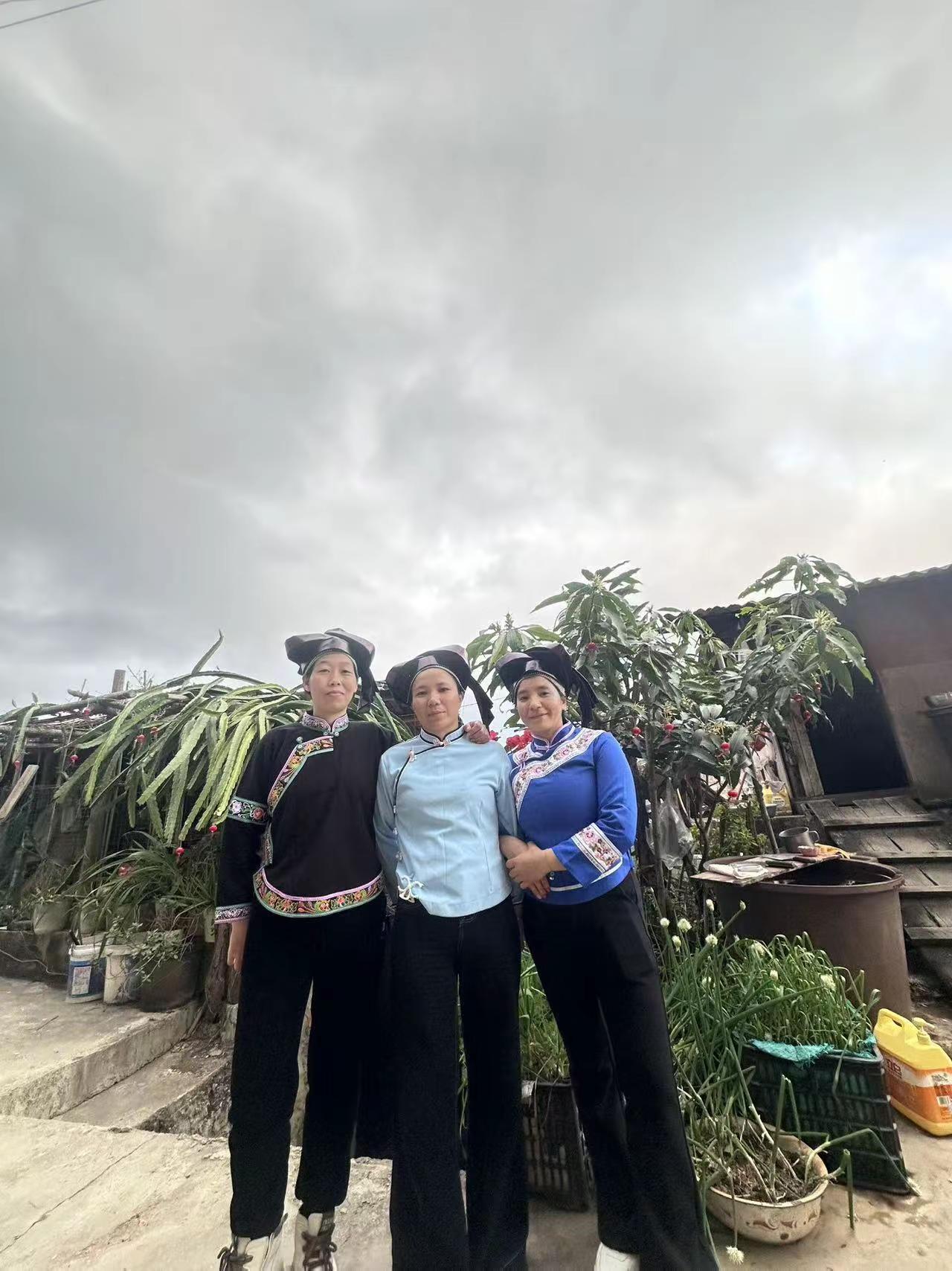 女神节快乐，那就祝我们都能是横冲直撞的玫瑰，在一切破旧的褪色中，永远闪烁