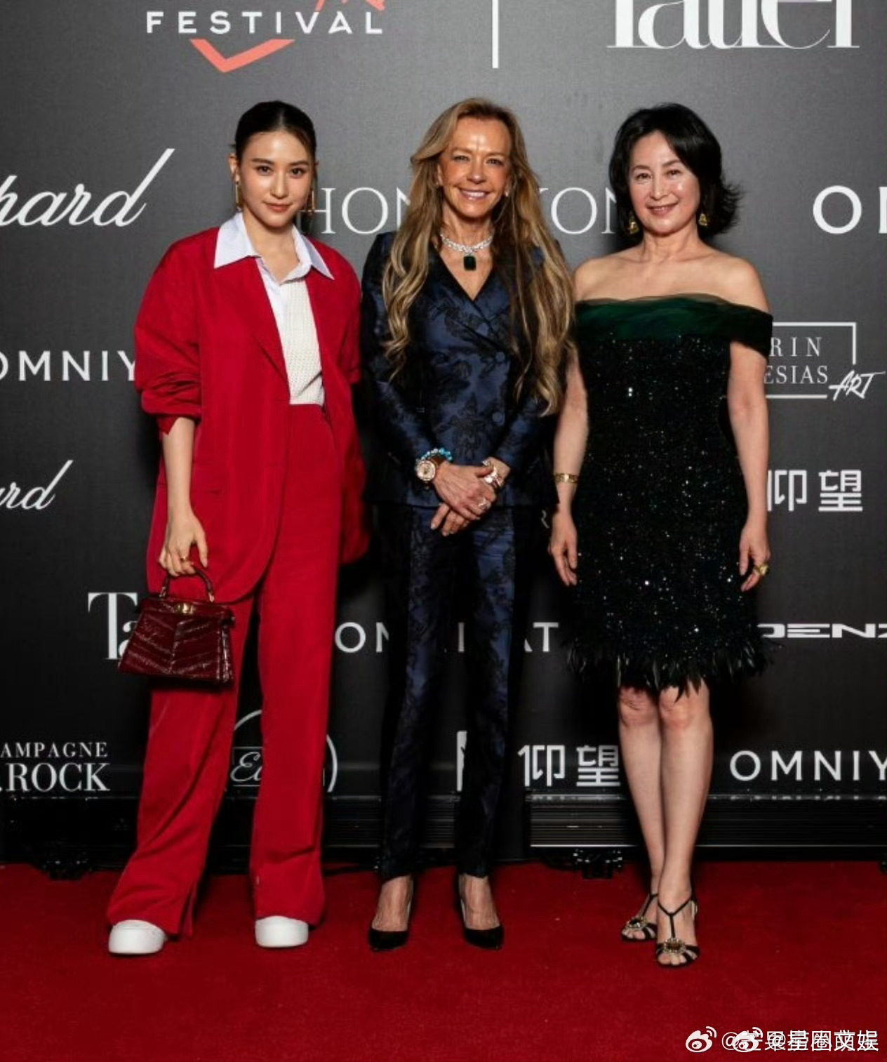 何超琼何超莲与萧邦总裁同框何超莲晒与何超琼自拍 同父异母长得很像 