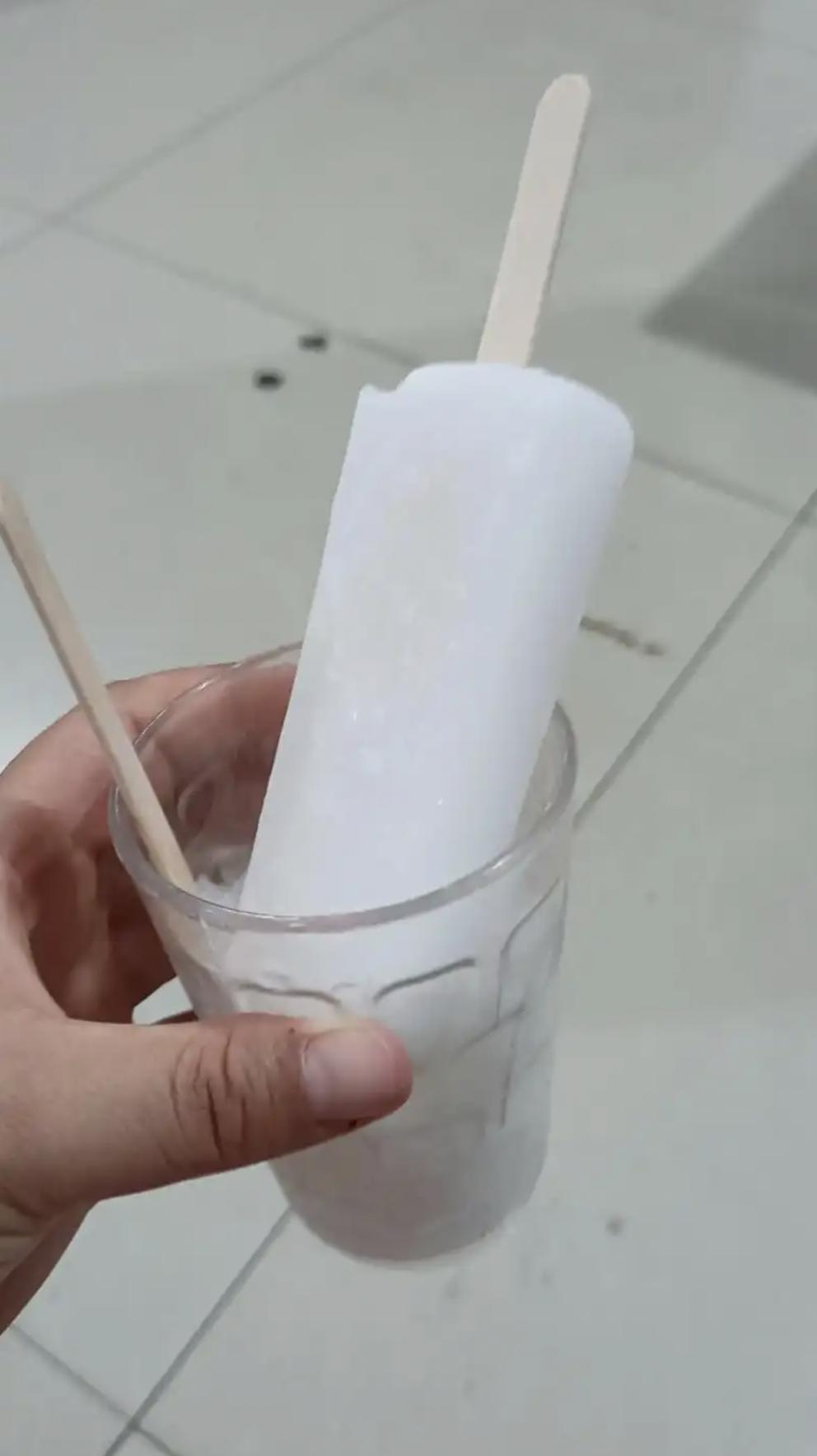 你吃过最便宜的冰棍多少钱一根?不到一毛吧，那时大家真是都很穷。没有想到幸福来得太