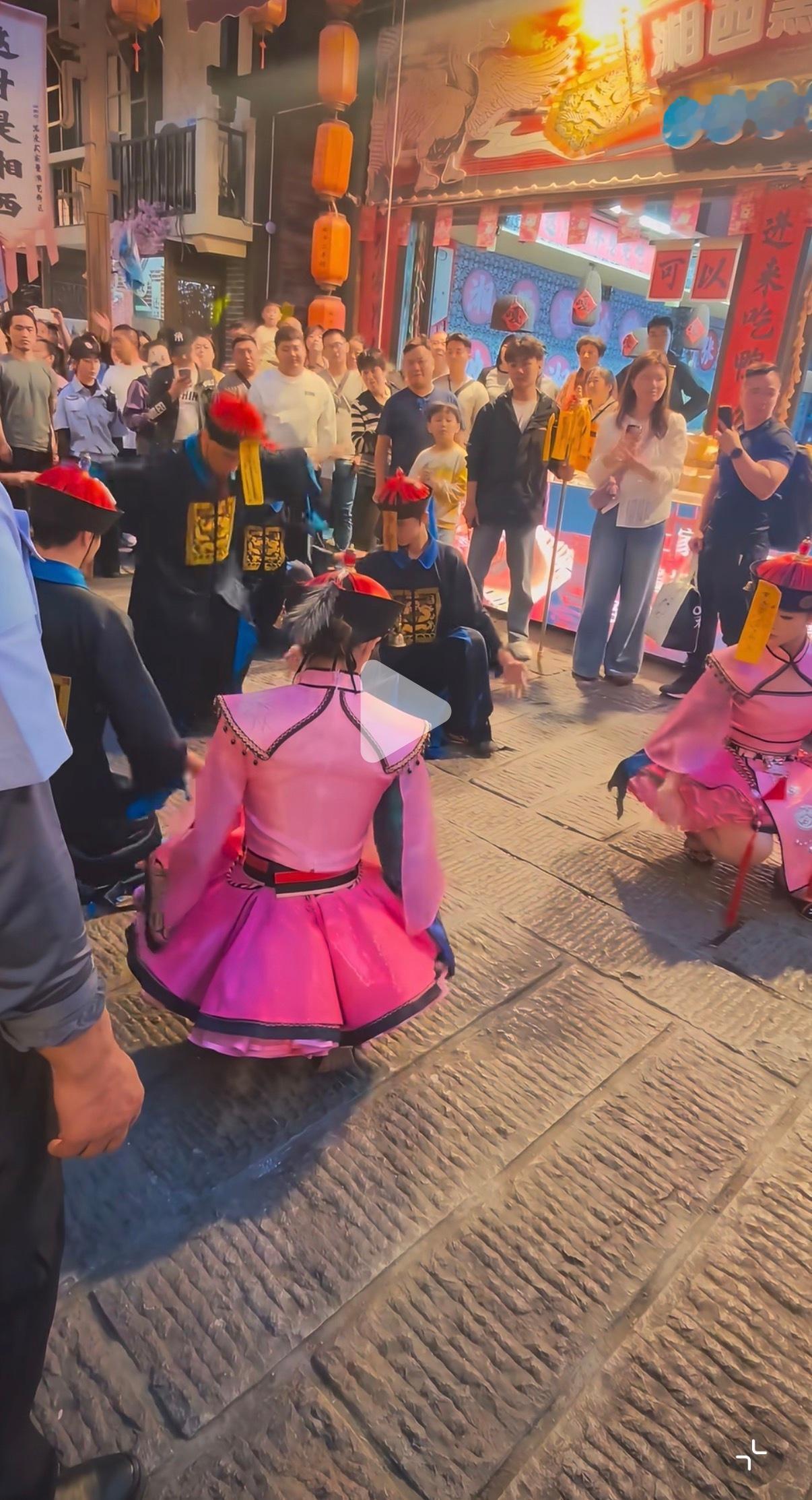 人民日报评景区NPC擦边 也批判批判这个湘西赶尸舞行么，给女演员穿特别奇怪的超短