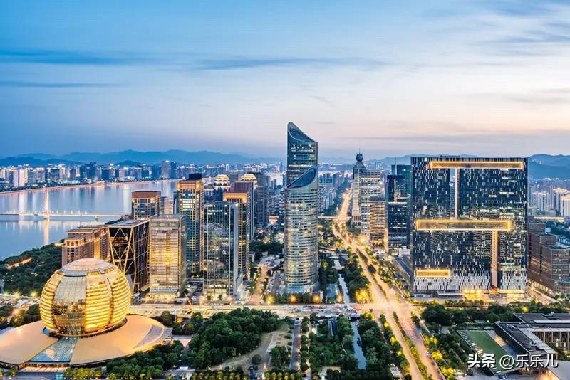 杭州楼市：

放眼国内二线城市，杭州综合实力稳居第一梯队，但房价同样处在一二线城