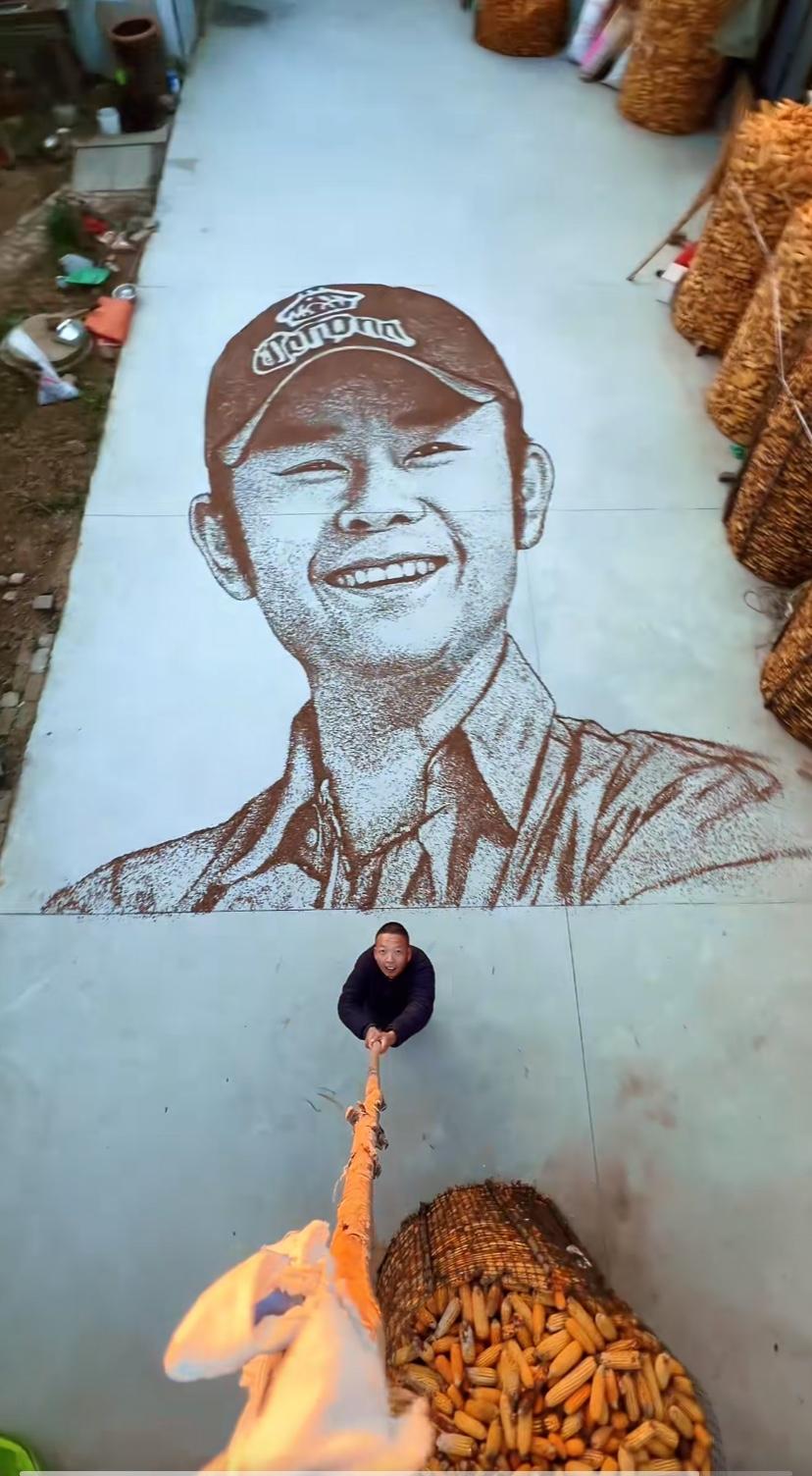 民间有高手，山东一男子在自家院里搞艺术创作，他靠洒豆作画，硬生生创作出巨幅刀郎画