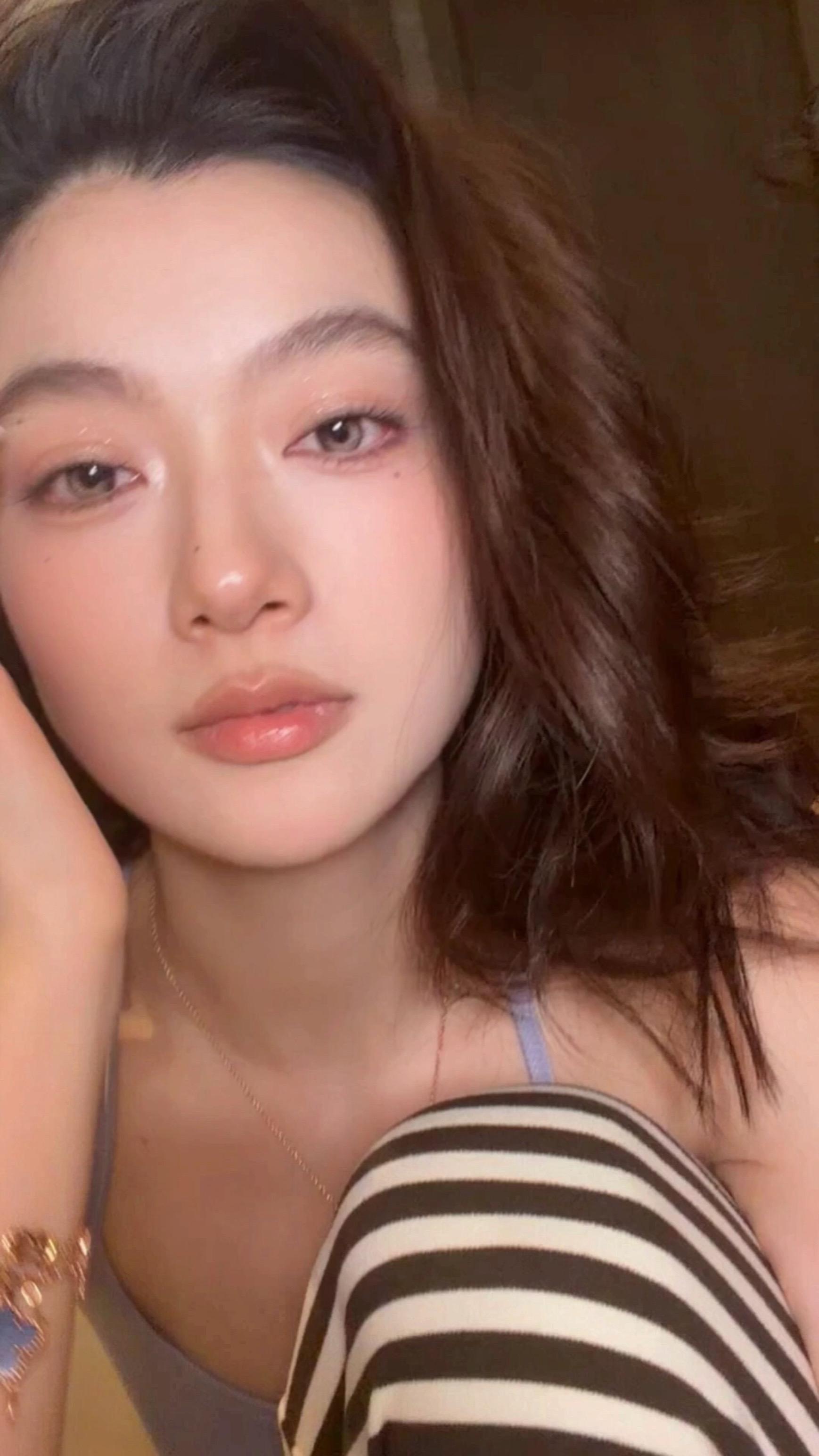 这个美瞳👁️真的美的没话说了！ 直接换人种 融瞳感很强  颜色做的太...
