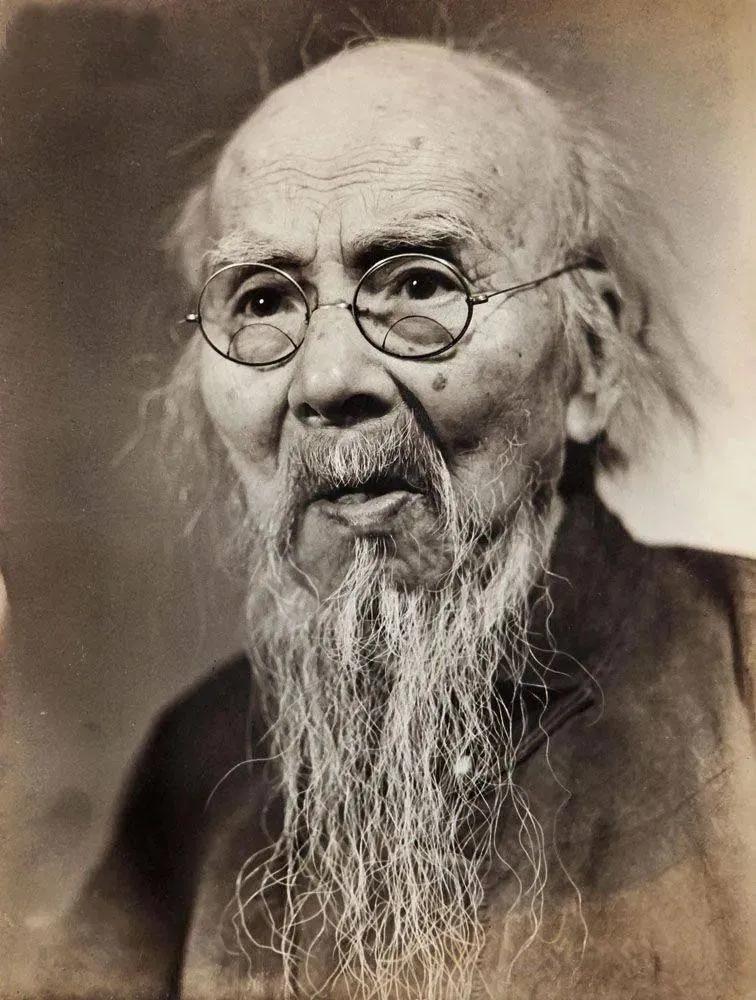 1926年，齐白石在北京购置了一四合院，想要找一个看门人。一个晚清老太监主动上门