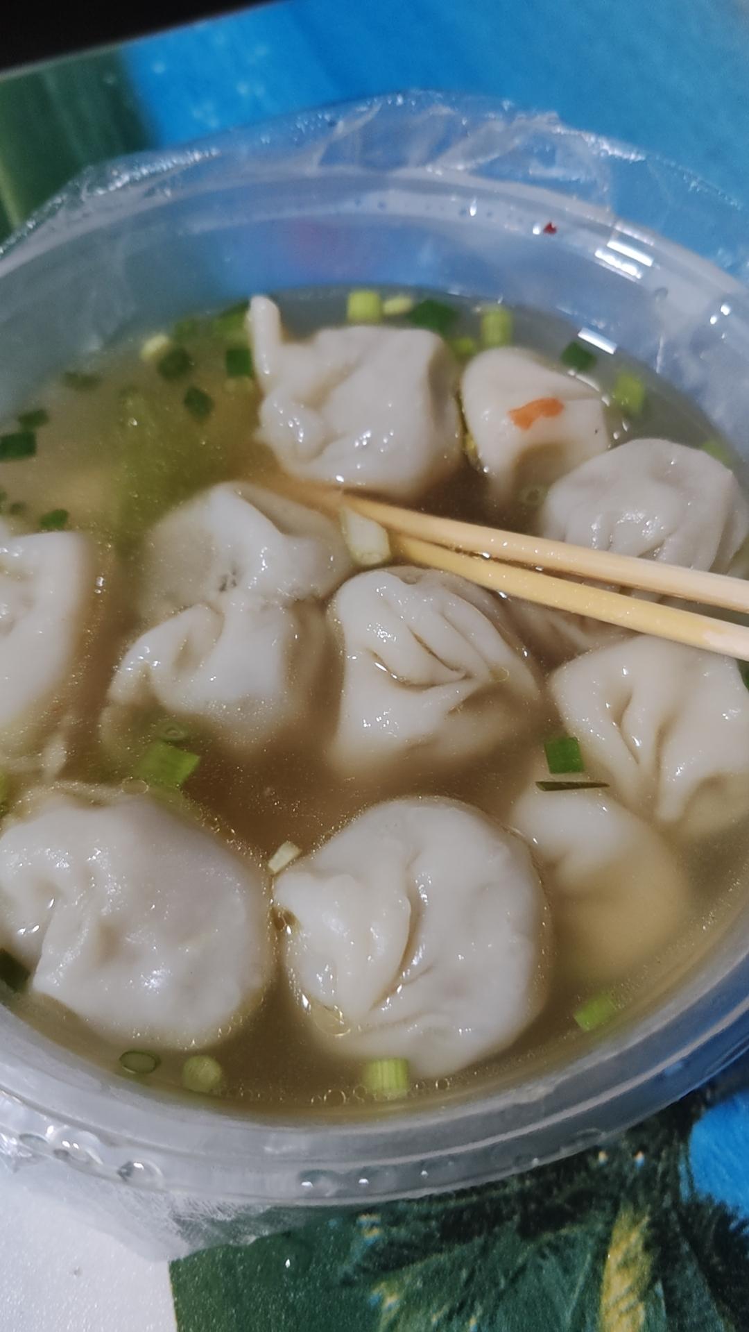 元宵节大暴雨，菜也买不来，本来想吃汤圆的，晚上雨停了，出去买了一碗水饺吃。
生活