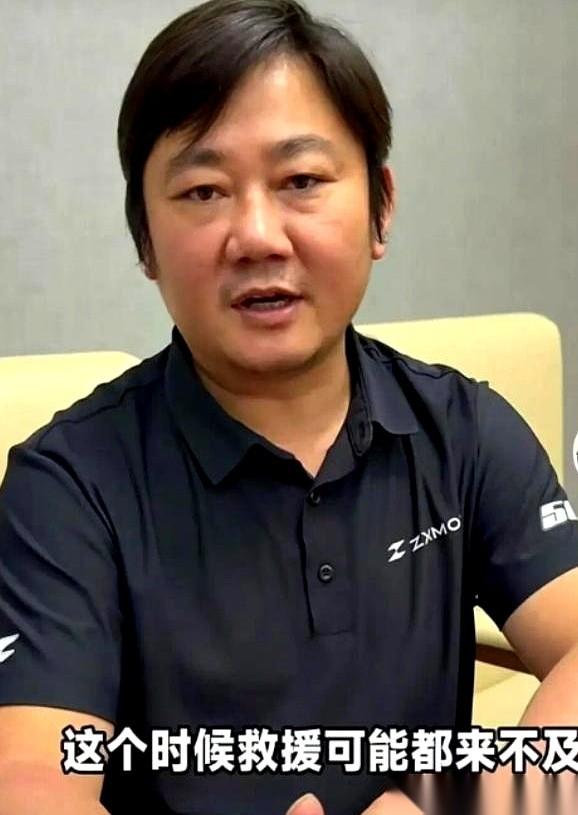 WSBK荷兰站正赛的转播画面里，眼看比赛就剩最后6圈，裁判手里的红旗突然疯狂挥舞