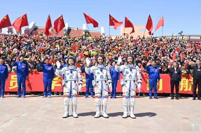 游客在新疆胡杨林邂逅中国空间站新疆伊吾胡杨林上空中国空间站缓缓过境！游客纷纷驻足