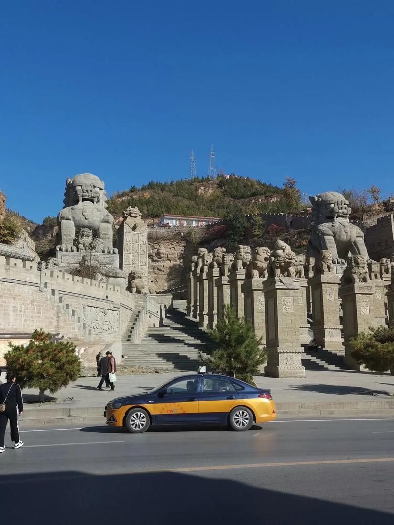 上联：铜仁大足跨天水
下联：石狮巨爪踏鞍山