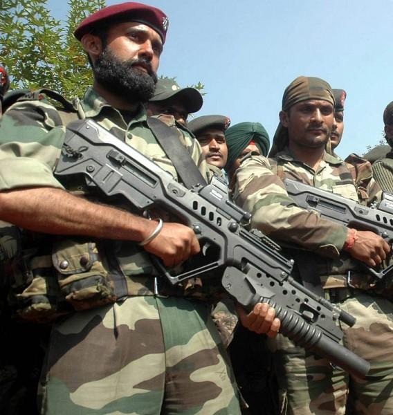 印度士兵携带装有土耳其T-40榴弹发射器的以色列TAR-21步枪