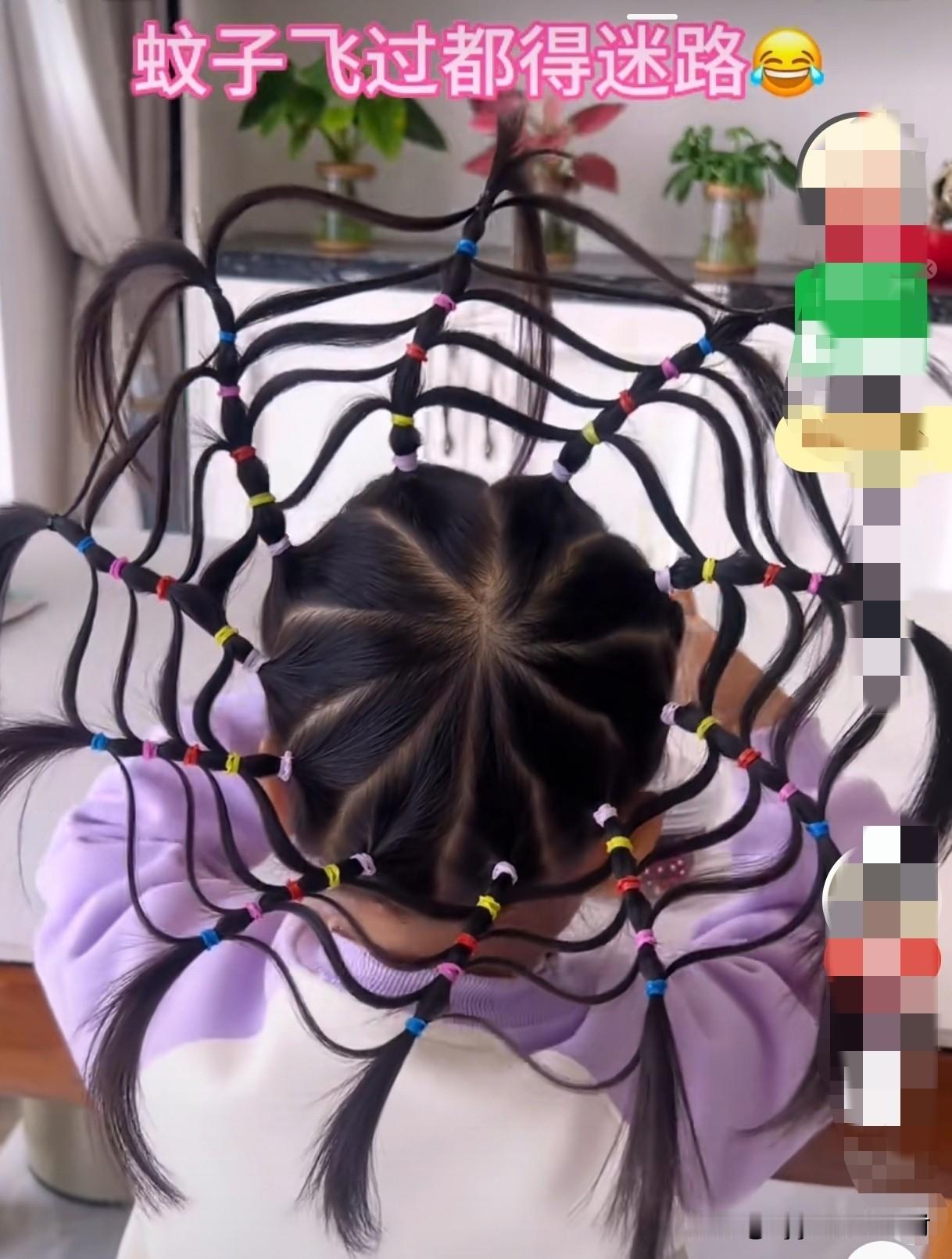 第一次，看到这么有创意的发型！而且，还是一个十几岁的哥哥，给妹妹编的！

这个哥