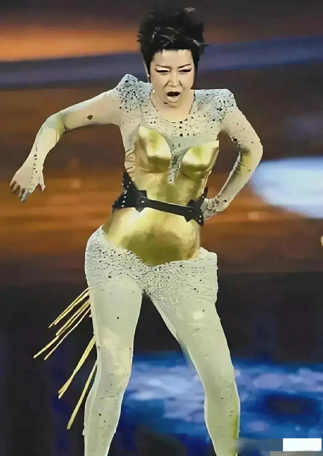 哇塞，画面中的孙悦看上去''怒发冲冠''，双腿粗壮，动作夸张，表情犀利，衣着怪异