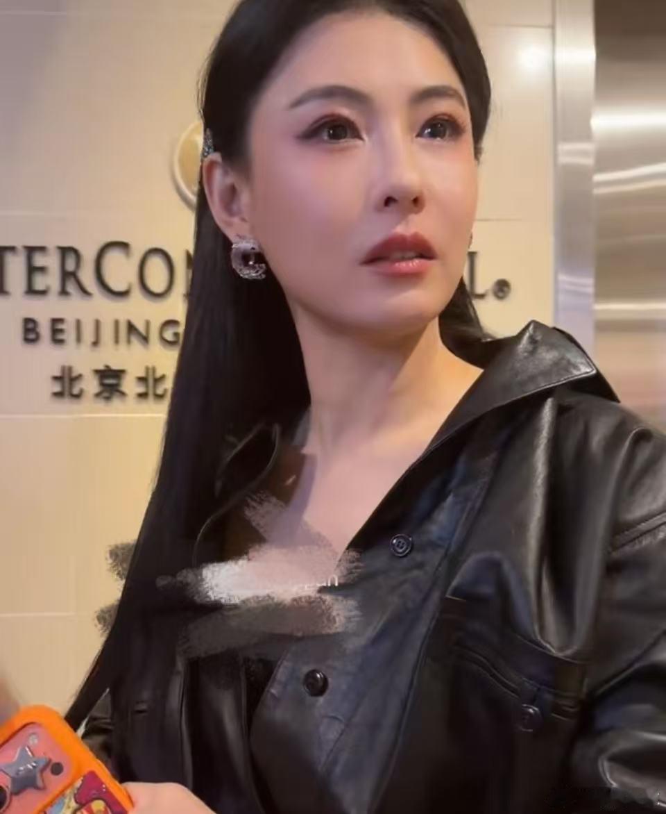 张柏芝发烧还要跟粉丝合照张柏芝发烧还要跟粉丝合照！张柏芝发烧还要跟我们合照