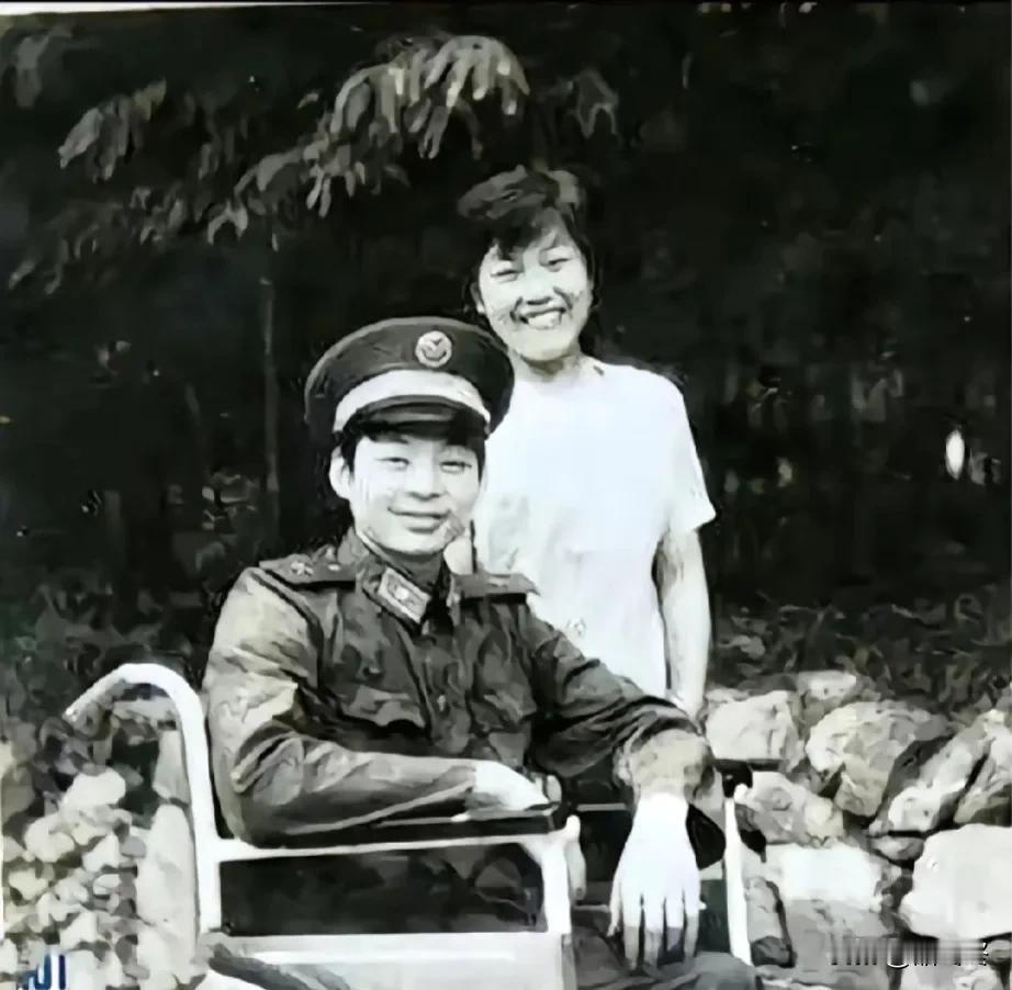 侦察排长痛失双腿，
同县姑娘不顾反对毅然相嫁，
携手相伴37年！#向英雄致敬#