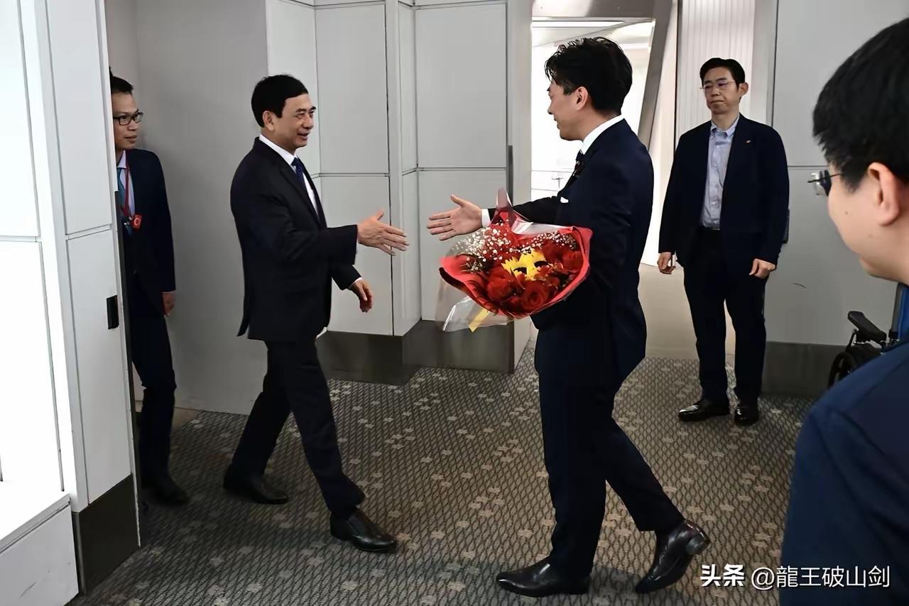 越南的国防部长访问日本，是多年以来十分罕见的事情！
日本的防卫大厅自己捧着花亲自