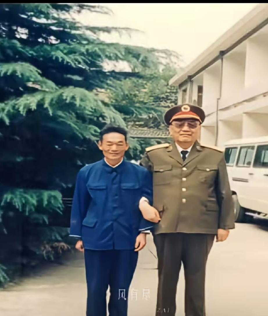 1992年，河南新县，许世友之子许光，和广州军区司令员尤太忠，手臂相挽，拍了张合