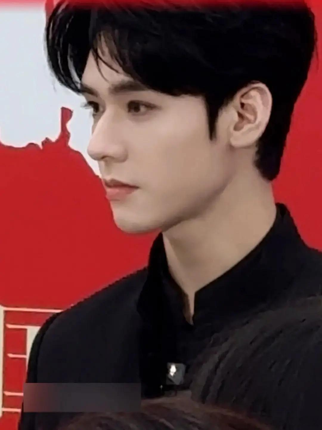 龚俊百花录制的路透，活在生图视频里的美貌，每次出现都一次比一次帅，状态逆天了 