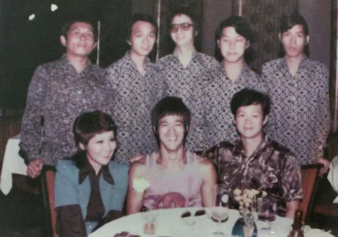 向佐谈被向华强前妻抚养两年向佐与丁佩登上热搜，其实早在四月份我就留意到，向佐是丁