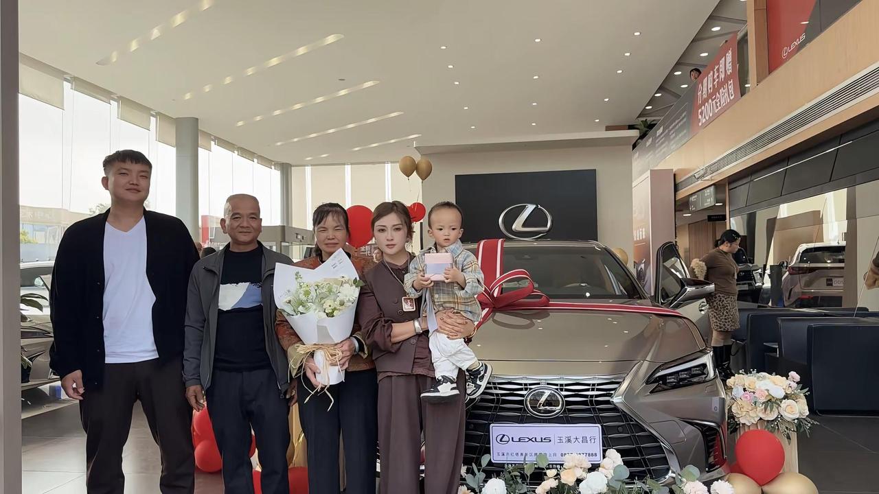 带着我最爱的家人们，提车啦！🚗站在这里，看着身边的公婆和老公心里真的百感交集。