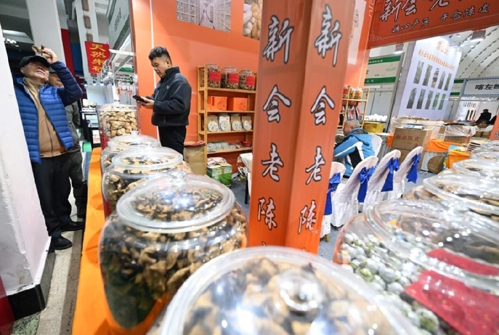 新会陈皮造假产业链的形成，监管不到位确实是重要原因。央视财经曝光，八成市面所谓广