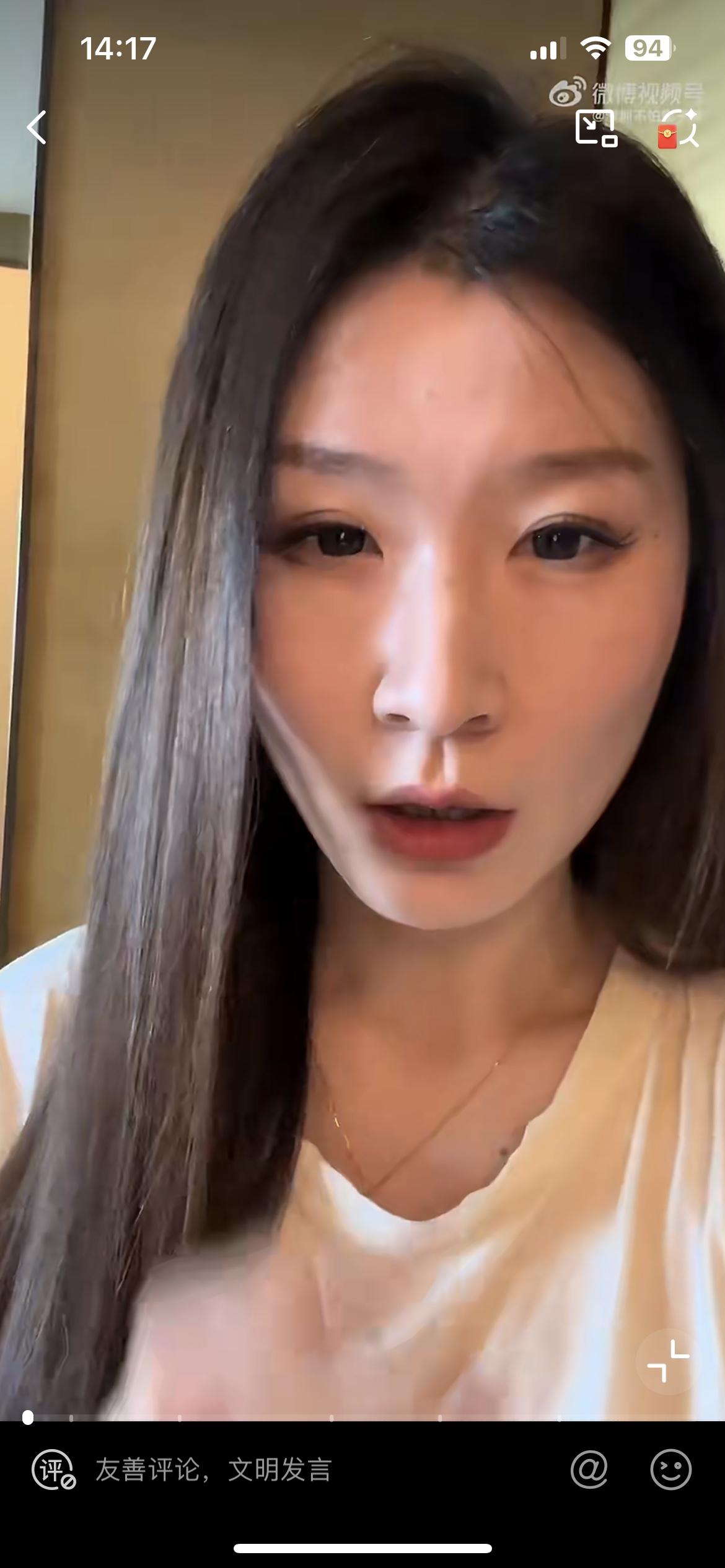 这个女子住酒店感觉受到了侮辱，因为在卫生间发现了女宾袋，装卫生巾的，认为酒店在搞