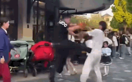 迪士尼 抽烟 迪士尼是人群高度密集的公共场所，禁烟本身没问题，但现实中完全杜绝确