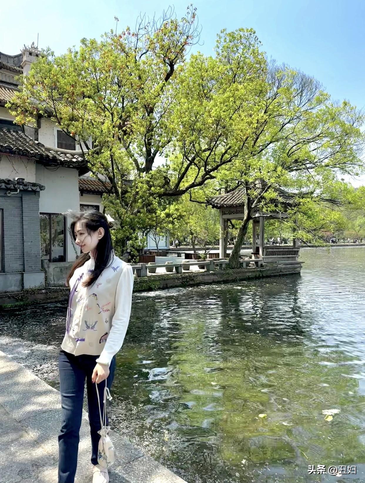 什么叫有韵味的女人自信从容，有独立思想；善于表达，用温柔幽默化解刁难；懂得取舍，